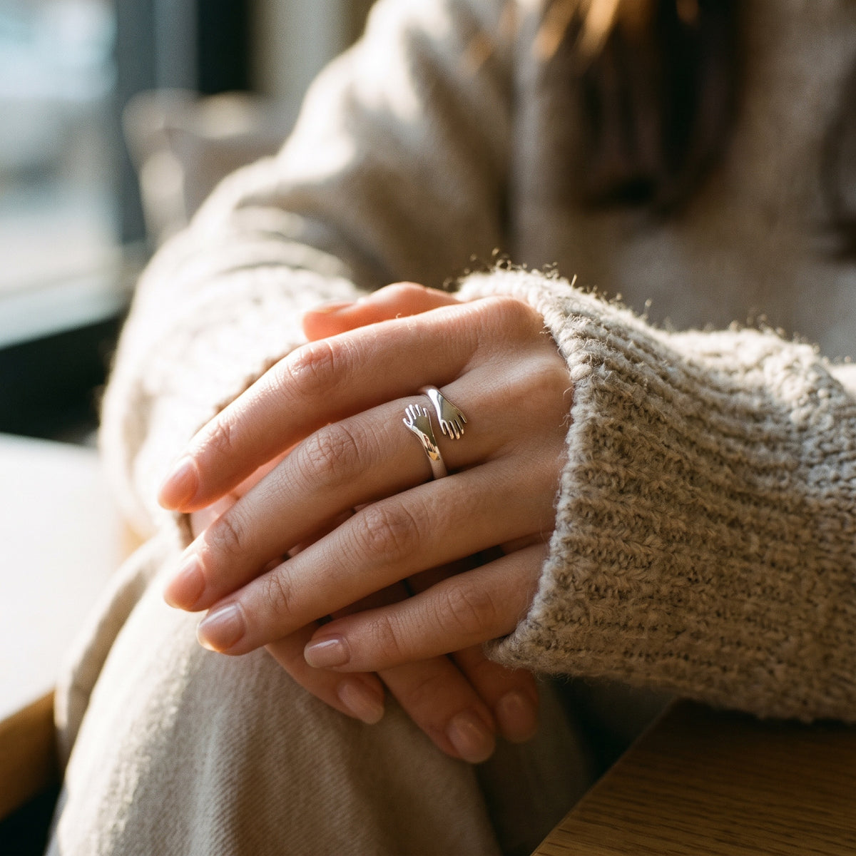 Hug ring worn on the hand